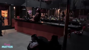 As safadas ficam peladinhas no clube de swing