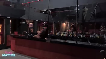 As safadas ficam peladinhas no clube de swing