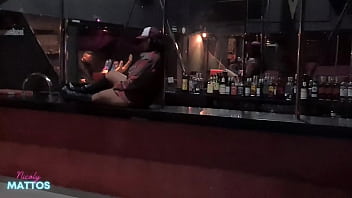 As safadas ficam peladinhas no clube de swing