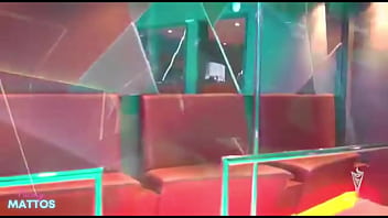 As safadas ficam peladinhas no clube de swing