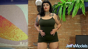 Sexy tattooed plumper alana kralissa spreads for machine's faux cock