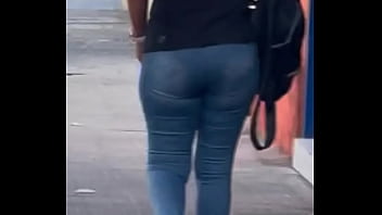 Nalgona latina en jeans