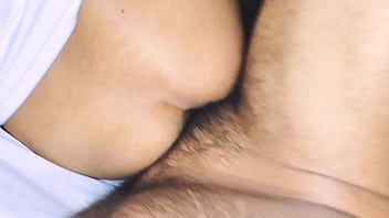 Mi joven vecina me pide que le ayude y termino destapando el caño amateur real latina delgada culona