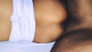 Mi joven vecina me pide que le ayude y termino destapando el caño amateur real latina delgada culona