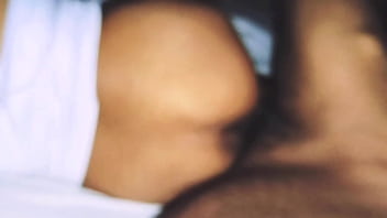 Mi joven vecina me pide que le ayude y termino destapando el caño amateur real latina delgada culona