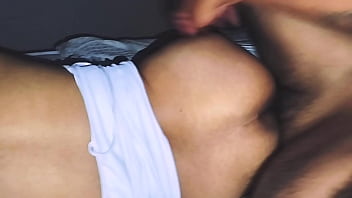 Mi joven vecina me pide que le ayude y termino destapando el caño amateur real latina delgada culona