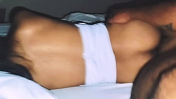 Mi joven vecina me pide que le ayude y termino destapando el caño amateur real latina delgada culona