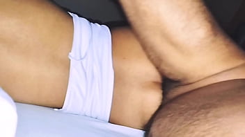 Mi joven vecina me pide que le ayude y termino destapando el caño amateur real latina delgada culona