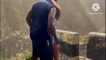 Esposa traindo corno com um negão dotado no meio da rua depois que acabou a gasolina ️ e o corno ainda agradeceu ao comedor