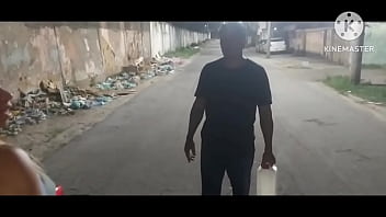 Esposa traindo corno com um negão dotado no meio da rua depois que acabou a gasolina ️ e o corno ainda agradeceu ao comedor Esposa traindo corno com um negão dotado no meio da rua depois que acabou a gasolina ️ e o corno ainda agradeceu ao comedor