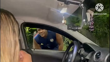 Esposa traindo corno com um negão dotado no meio da rua depois que acabou a gasolina ️ e o corno ainda agradeceu ao comedor