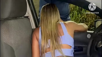 Esposa traindo corno com um negão dotado no meio da rua depois que acabou a gasolina ️ e o corno ainda agradeceu ao comedor