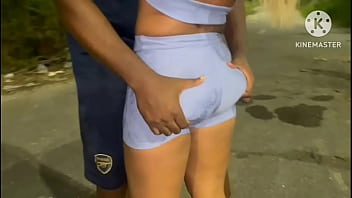 Esposa traindo corno com um negão dotado no meio da rua depois que acabou a gasolina ️ e o corno ainda agradeceu ao comedor