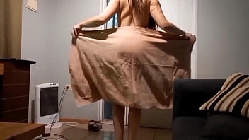 Me paseo en toalla delante de mi cuñado y terminamos follando