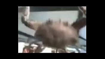 Senhor siri fazendo flexões enquanto narrador fala