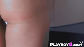 Sexy babe shows nice ass