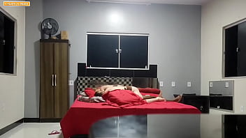 Essa vagabunda não quer sair de cima de mim mesmo quando eu já gozei