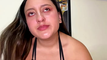 Hermanastra mostrando su nuevo traje de baño corrida facial extrema