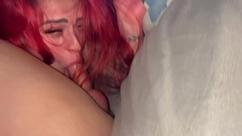 Pov com ruiva linda submissa engolindo no escuro e depois sentando com força até gozar – garganta profunda tapa na cara e dominação real