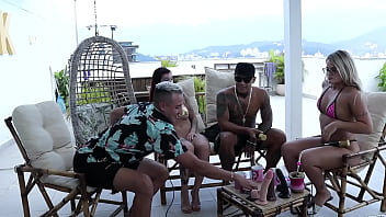 Beijou a loira e chupou os peitos casal kobra sheer red