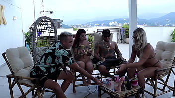 Beijou a loira e chupou os peitos casal kobra sheer red