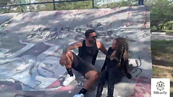 Casadinha safada diz que vai correr e fode com amante do parque novinha safada encontra o tony tigrão na praça e leva uma surra de rola do pauzudo