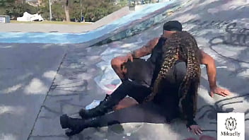 Casadinha safada diz que vai correr e fode com amante do parque novinha safada encontra o tony tigrão na praça e leva uma surra de rola do pauzudo