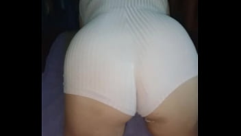 Meneando el culo por la tarde