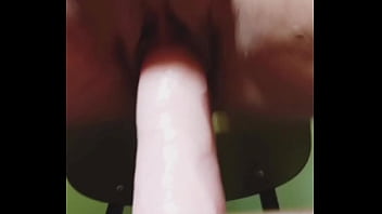 Veo a mi cuñada masturbándose con un consolador muy grueso teniendo varios orgasmos y con el coño hinchado y agarro su dildo y me lo meto tambien en mi coño