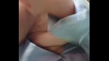 Veo a mi cuñada masturbándose con un consolador muy grueso teniendo varios orgasmos y con el coño hinchado y agarro su dildo y me lo meto tambien en mi coño