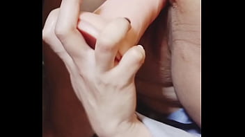 Veo a mi cuñada masturbándose con un consolador muy grueso teniendo varios orgasmos y con el coño hinchado y agarro su dildo y me lo meto tambien en mi coño