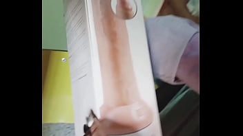 Veo a mi cuñada masturbándose con un consolador muy grueso teniendo varios orgasmos y con el coño hinchado y agarro su dildo y me lo meto tambien en mi coño
