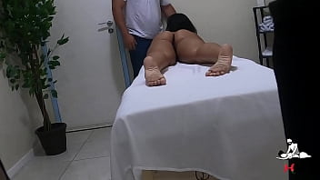 Novinha da bunda grande foi receber massagem Novinha da bunda grande foi receber massagem