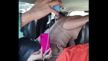 Transando no carro com uma loirinha hotwife e o corno filmando tudo pra bater punheta depois fucking in the car with a blonde hotwife and the cuckold filming everything to jerk off later