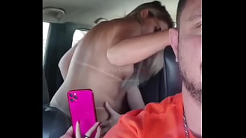 Transando no carro com uma loirinha hotwife e o corno filmando tudo pra bater punheta depois fucking in the car with a blonde hotwife and the cuckold filming everything to jerk off later