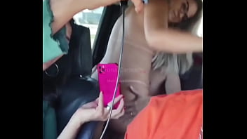 Transando no carro com uma loirinha hotwife e o corno filmando tudo pra bater punheta depois fucking in the car with a blonde hotwife and the cuckold filming everything to jerk off later