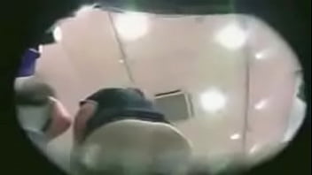 Debaixo da saia da gostosa no shopping