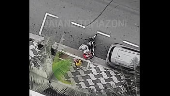 Dando pro vizinho que conheci na portaria do predio