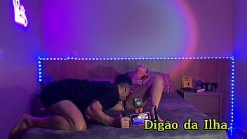 Bastidores tatuada gostosa mamando e passando óleo *completo no sheer e no red*