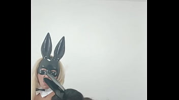 No sofá com safado comendo eu e amiga