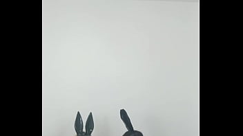 No sofá com safado comendo eu e amiga