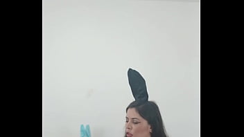 No sofá com safado comendo eu e amiga