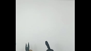 No sofá com safado comendo eu e amiga