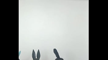 No sofá com safado comendo eu e amiga