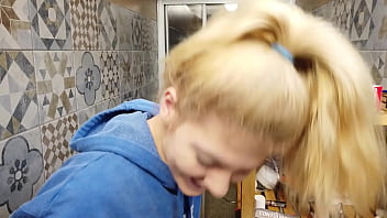 Spiando sara bell backstage nel camerino prima del set