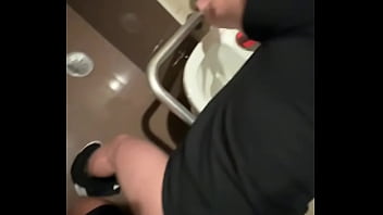 Putinho fogoso deu o rabo pro macho dotado no banheiro do shopping