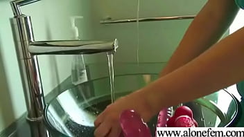 Freak amateur girl insert toys in her pussy movie 07