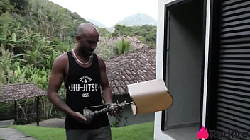 Patroa safada pagou ajudantes com mamada e foda no pelo