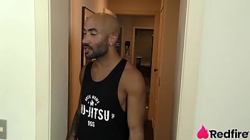 Patroa safada pagou ajudantes com mamada e foda no pelo