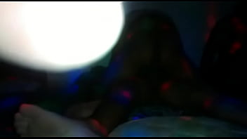 Sentando com na festinha